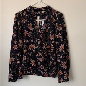 Low cut loral print navy blouse with choker collar
